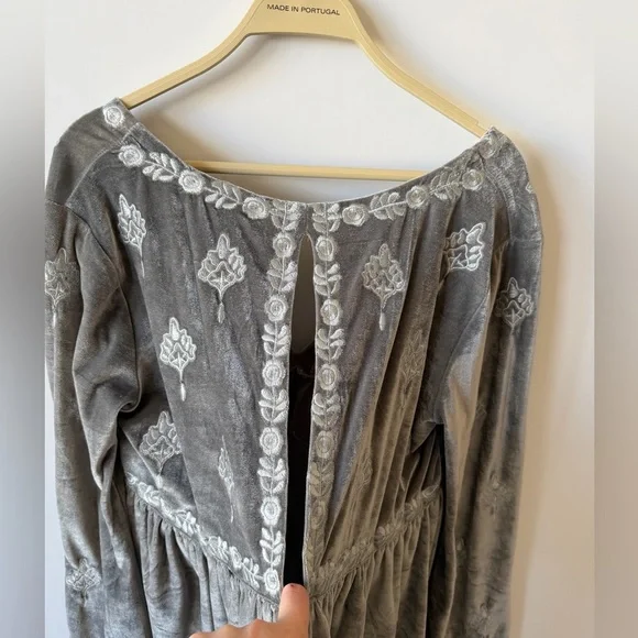 POL Minot Oversized V-Neck Velvet Top - Picture 6 of 9